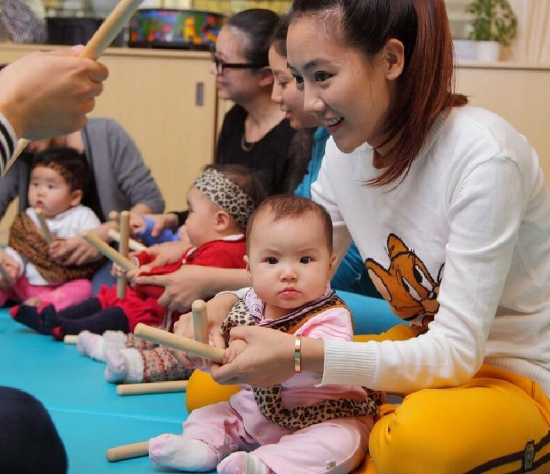 袋鼠宝贝国际婴幼儿早教——全面开发0—3岁婴幼儿的学习潜能，是中国首屈一指的寓教于乐式婴幼儿