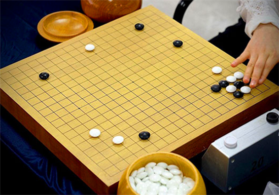 弈星围棋——星围棋聘请实战以及教学经验丰富的教师为孩子们做一对一指导。