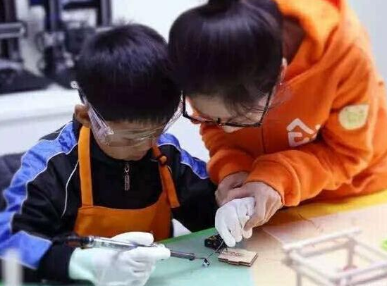 少年创学院——每套课程配备专用的教学套件和工具书，学生能全面系统地学习创客课程