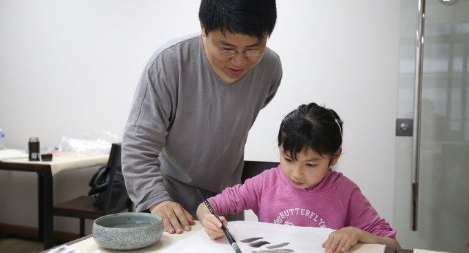 天空艺术成人美术培训——采用“八阶三元”系统教学法，科学、系统、快乐的教学