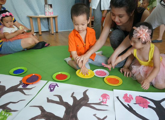 枫叶儿童之家早教——尊重儿童发展的特性，将婴幼儿细分为十个年级