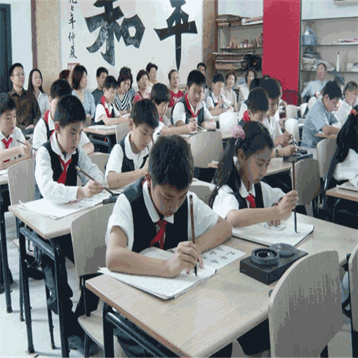 平和双语学校——传统与西方教育优势的结合，注重教育过程中学生的实践体验