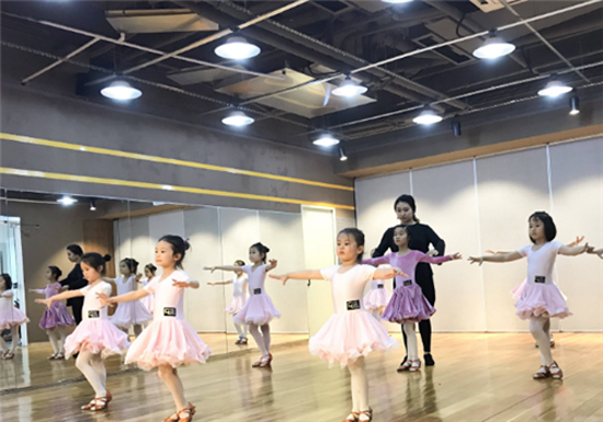 港龙舞蹈培训——百余位专业教师团队，专业的服务队伍