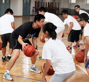 闵鹿蕾篮球训练营——从零起步教学，十奠定基石让你的孩子激发潜能