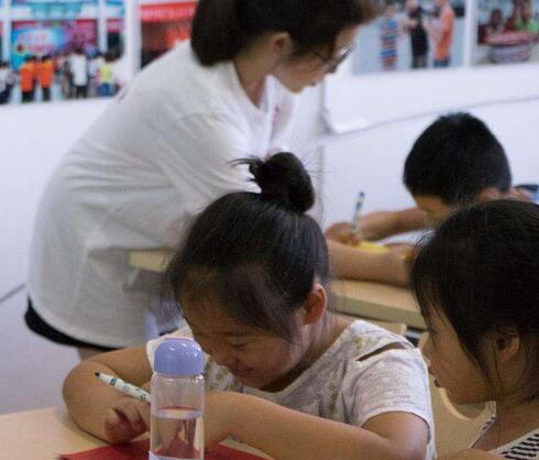 爱心辅导站——资深的学科教师对学生进行1对1面授教学