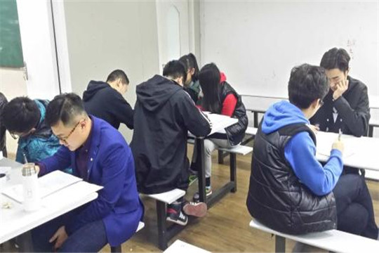 学果果教育——提供“一对一”的线下志愿填报辅导，实现O2O联动模式